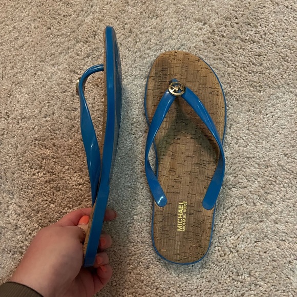 Michael Kors size 9 blue W flip flop - Picture 2 of 2